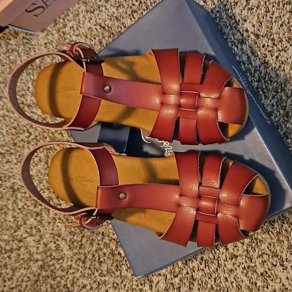 Universal Thread Sandals - Picture 2 of 3
